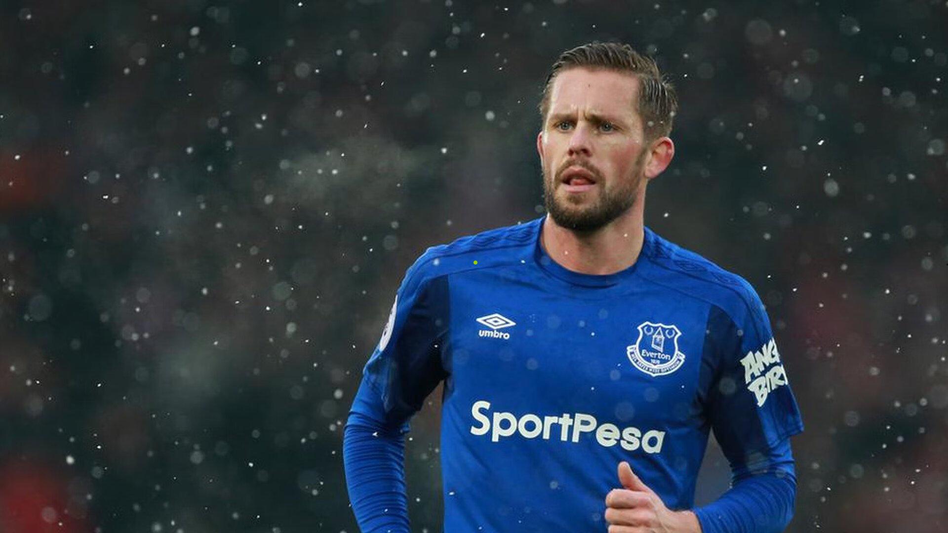 赫伊森亲临玫瑰园球场，获赠4号球衣引未来猜想